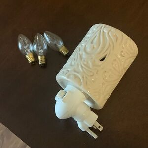 Ceramic Plug-In Wax Warmer with Decorative Scroll Design